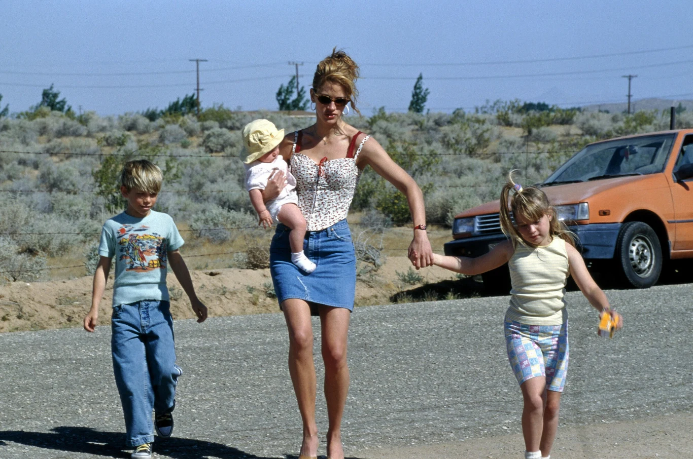 Kolejna kreacja aktorki przyniosła jej w końcu Oscara. Tytułowa bohaterka filmu "Erin Brockovich" (2000) to dwukrotna rozwódka, matka trójki dzieci, bez pieniędzy i wykształcenia. Kobieta o mocnym charakterze, niewyparzonym języku, ubierająca się w ekstrawaganckie stroje. Jej życie odmienia wypadek samochodowy, po którym pragnie dostać odszkodowanie. Nie udaje jej się, jednak zostaje zatrudniona w firmie adwokackiej. Tam odkrywa, że wielki koncern zatruwa wodę w lokalnym miasteczku, a jego mieszkańcy często chorują. Postanawia walczyć z potężną firmą.