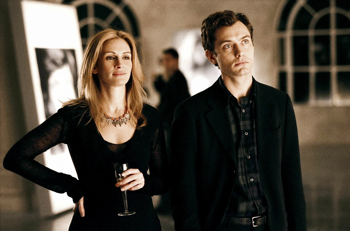 Aktorka była częścią wspaniałej obsady dzieła Mike'a Nicholsa "Bliżej" (2004). Oprócz niej w filmie zagrali: Jude Law, Clive Owen i Natalie Portman. Produkcja opowiadała o skomplikowanych relacjach międzyludzkich i powierzchownych związkach, w które wikłają się główni bohaterowie. Roberts wcieliła się w nim w postać silnej, świadomej swojej urody, ale jednocześnie niezdecydowanej i samotnej pani fotograf.  Po "Bliżej" gwiazda zrobiła sobie dłuższą przerwę od aktorstwa. Urodziła w międzyczasie trójkę dzieci: bliźniaki Hazel Patricię i Phinnaeusa Waltera (28.11.2004) oraz o dwa i pół roku młodszego Henry'ego Daniela (18.06.2007). Powróciła do kina dopiero za sprawą roli jednej z najbogatszych kobiet w Teksasie i zagorzałej antykomunistki w "Wojnie Charliego Wilsona" (2007).