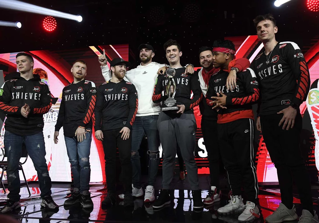 Członkowie ​100 Thieves razem z Matthew "Nadeshot" Haag (trzeci od prawej)