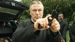 Alec Baldwin z bronią w filmie "Pixie" (2020)