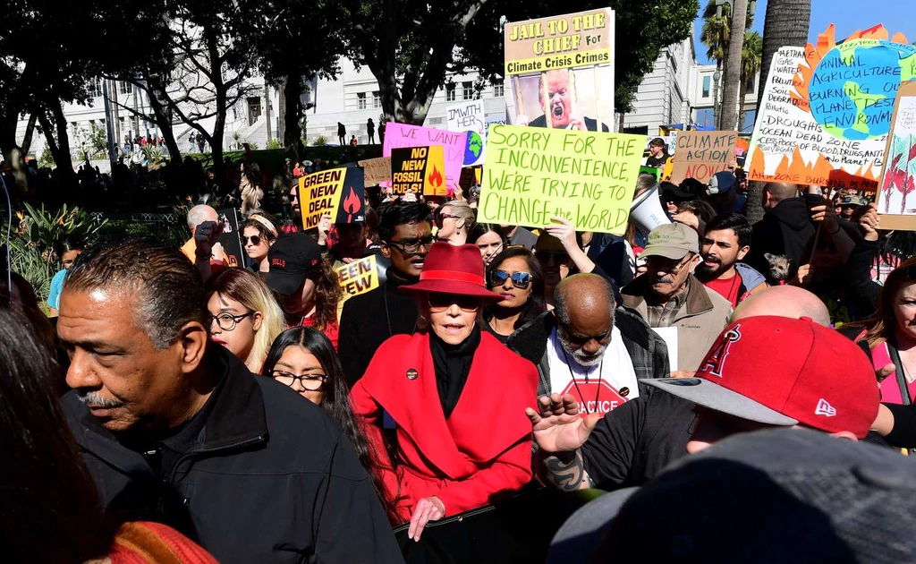 Jane Fonda z aktywistami klimatycznymi podczas Fire Drill Friday's w Los Angeles  