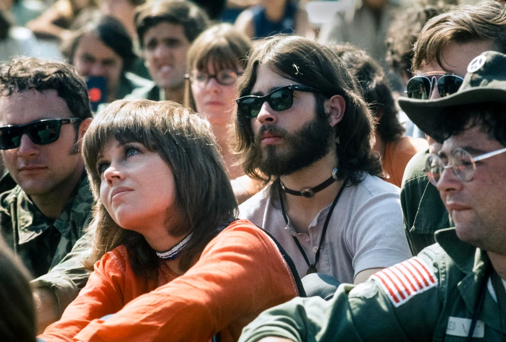 Jane Fonda podczas protestu przeciwko wojnie w Wietnamie w Filadelfii w 1970 r. W tle widać Johna Kerry’ego, dziś specjalny wysłannik prezydenta USA ds. zmian klimatu. Fot. Leif Skoogfors  