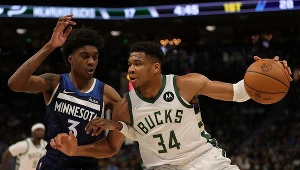 Giannis Antetokounmpo (z prawej) starał się na parkiecie jak mógł, ale to Timberwolves schodzili do szatni po ostatniej syrenie jako zwycięzcy