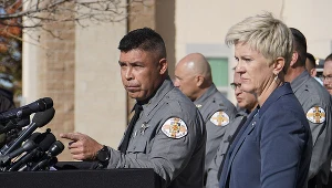 Szeryf Adan Mendoza i prokurator okręgowa Mary Carmack-Altwies  na konferencji poświęconej tragedii na planie filmu "Rust" 