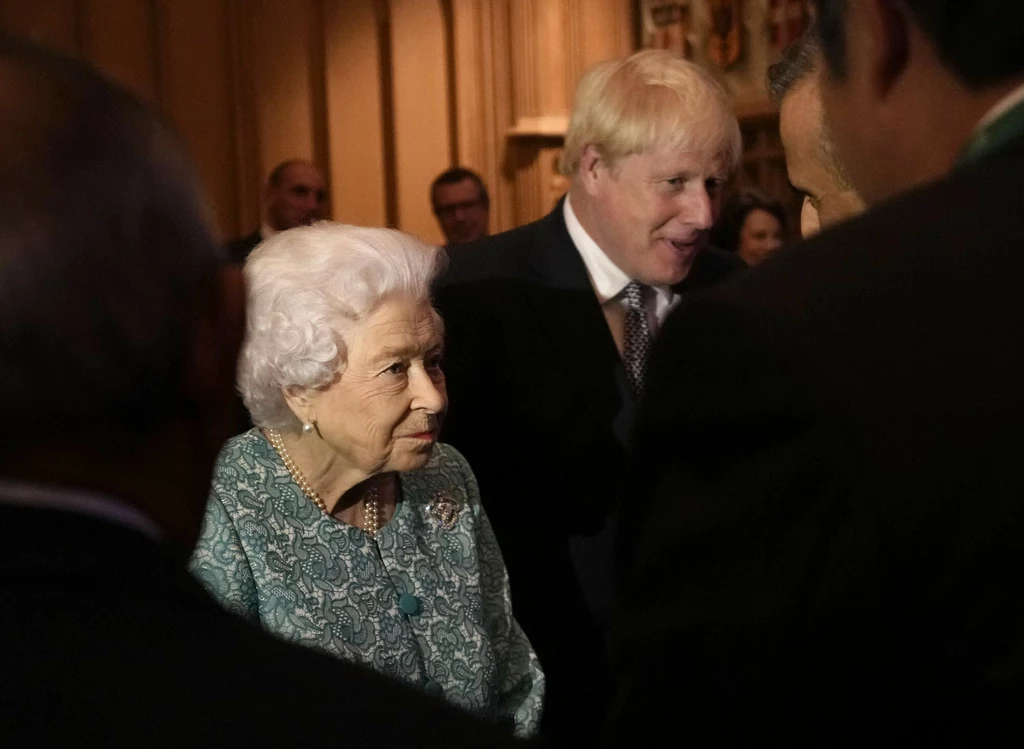 Choć Elżbieta II wróciła już do niektórych swoich obowiązków, między innymi we wtorek udzieliła dwóch audiencji online, nadal nie czuje się w pełni sił