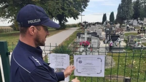 Jeden z "nekrologów" rozwieszonych przez policję
