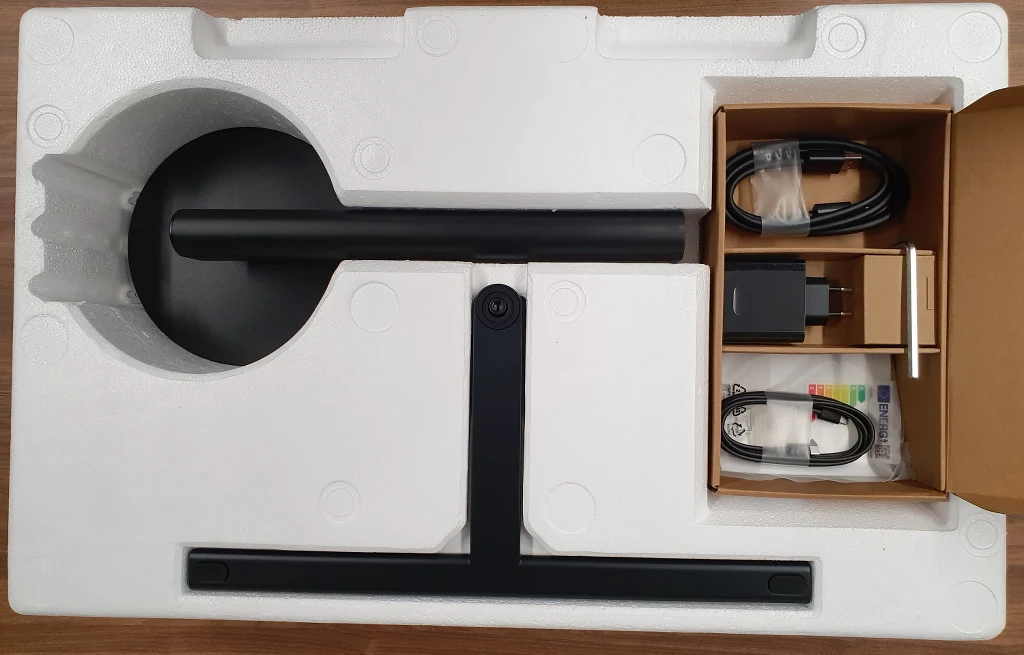 Wewnątrz, podobnie jak w przypadku większego egzemplarza, umiejscowiono monitor, podstawę, oraz dodatkowe opakowanie z akcesoriami - w tym ładowarką USB-C (65W), przewodem DisplayPort 1.2, instrukcją oraz kluczem imbusowym. Wewnątrz, podobnie jak w przypadku większego egzemplarza, umiejscowiono monitor, podstawę, oraz dodatkowe opakowanie z akcesoriami - w tym ładowarką USB-C (65W), przewodem DisplayPort 1.2, instrukcją oraz kluczem imbusowym.