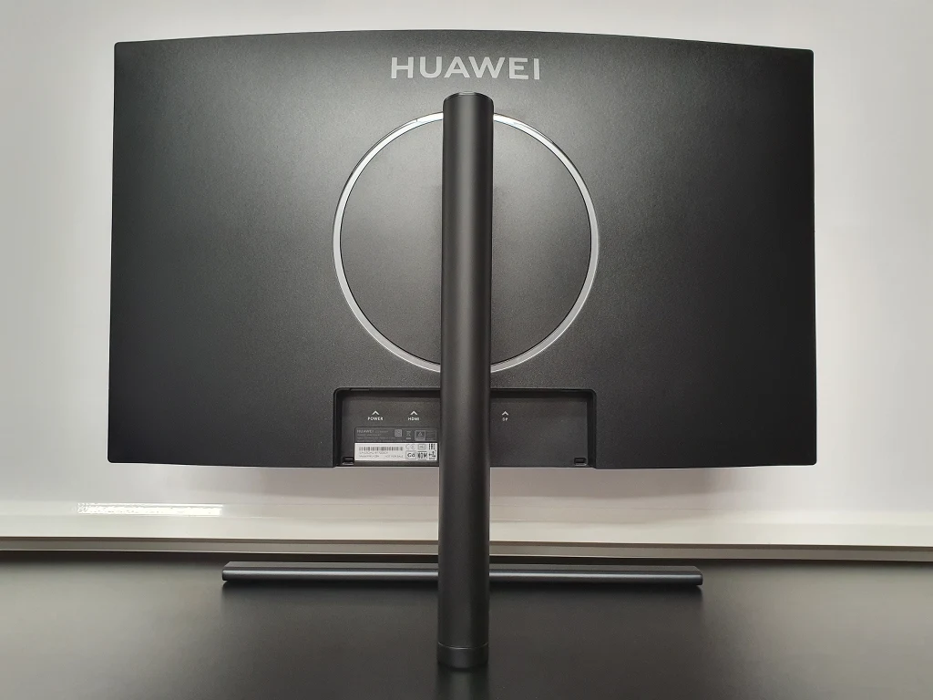 Podobnie, jak w przypadku większego modelu do produkcji użyto aluminium i dobrej jakości tworzywa sztuczne (głównie matowy plastik). Zakrzywiony ekran GT 27’ nie tylko wydaje się zgrabniejszy, ale w rzeczywistości także nie potrzebuje wiele miejsca na biurku - można go zainstalować tam za pomocą dobrze zbudowanego stojaka z podstawą w kształcie litery "T" lub zawiesić go na ścianie, wykorzystując uchwyt VESA 100 x 100 mm. Podobnie, jak w przypadku większego modelu do produkcji użyto aluminium i dobrej jakości tworzywa sztuczne (głównie matowy plastik). Zakrzywiony ekran GT 27’ nie tylko wydaje się zgrabniejszy, ale w rzeczywistości także nie potrzebuje wiele miejsca na biurku - można go zainstalować tam za pomocą dobrze zbudowanego stojaka z podstawą w kształcie litery "T" lub zawiesić go na ścianie, wykorzystując uchwyt VESA 100 x 100 mm.