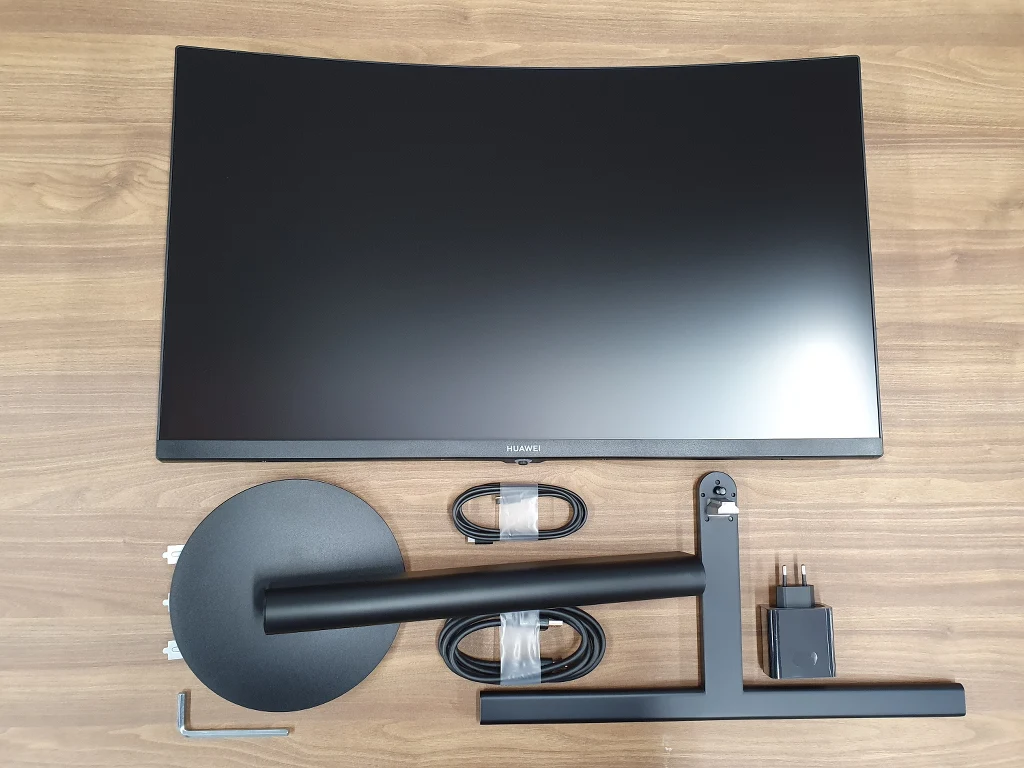 Montaż jest bajecznie prosty, jak w przypadku GT 34’ - wystarczy umiejscowić okrągłe zakończenie statywu w slocie z tyłu obudowy monitora. Montaż jest bajecznie prosty, jak w przypadku GT 34’ - wystarczy umiejscowić okrągłe zakończenie statywu w slocie z tyłu obudowy monitora.