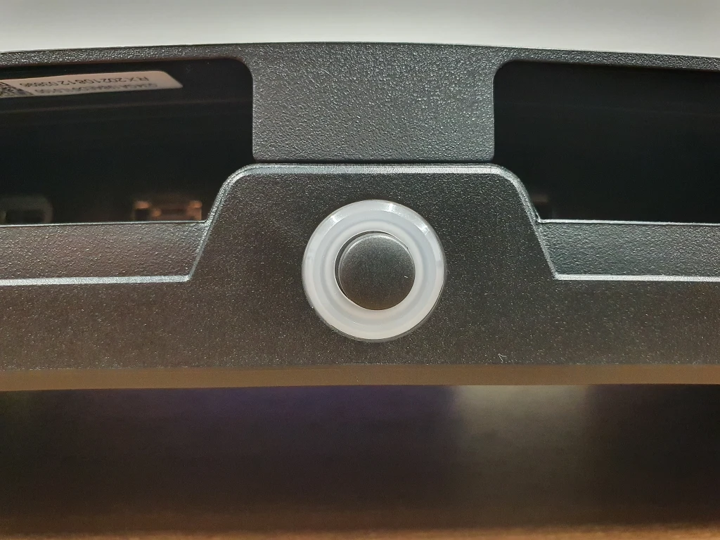 Dokładnie tak samo, jak w przypadku panoramicznego odpowiednika wszystkimi opcjami monitora GT 27’ zarządza się za pomocą menu, do którego dostęp daje jeden mały przycisk zlokalizowany pod spodem dolnej ramki monitora. Takie rozmieszczenie nie psuje estetyki wyglądu sprzętu, a ponadto daje się znacznie wygodniej obsługiwać niż standardowe fizyczne przyciski. Dokładnie tak samo, jak w przypadku panoramicznego odpowiednika wszystkimi opcjami monitora GT 27’ zarządza się za pomocą menu, do którego dostęp daje jeden mały przycisk zlokalizowany pod spodem dolnej ramki monitora. Takie rozmieszczenie nie psuje estetyki wyglądu sprzętu, a ponadto daje się znacznie wygodniej obsługiwać niż standardowe fizyczne przyciski.