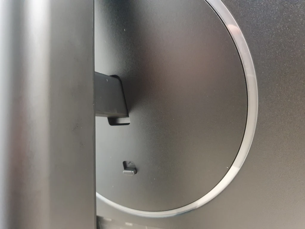 Mechanizm regulacji działa gładko, wystarczą delikatne pchnięcia palcami. Mechanizm regulacji działa gładko, wystarczą delikatne pchnięcia palcami.