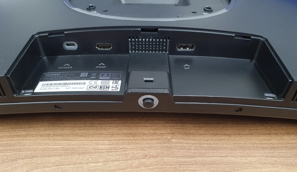 Panel z gniazdami w MateView GT 27’ ukryty został z tyłu, w dolnej części obudowy. Podobnie jak u większego brata dostępu chroni plastikowa zaślepka, z tą różnicą, że w wersji 34’ utrzymywała się na magnesach, a w mniejszym odpowiedniku, na zaczepach. Na tym drobiazgu różnice się nie kończą. Panel z gniazdami w MateView GT 27’ ukryty został z tyłu, w dolnej części obudowy. Podobnie jak u większego brata dostępu chroni plastikowa zaślepka, z tą różnicą, że w wersji 34’ utrzymywała się na magnesach, a w mniejszym odpowiedniku, na zaczepach. Na tym drobiazgu różnice się nie kończą.