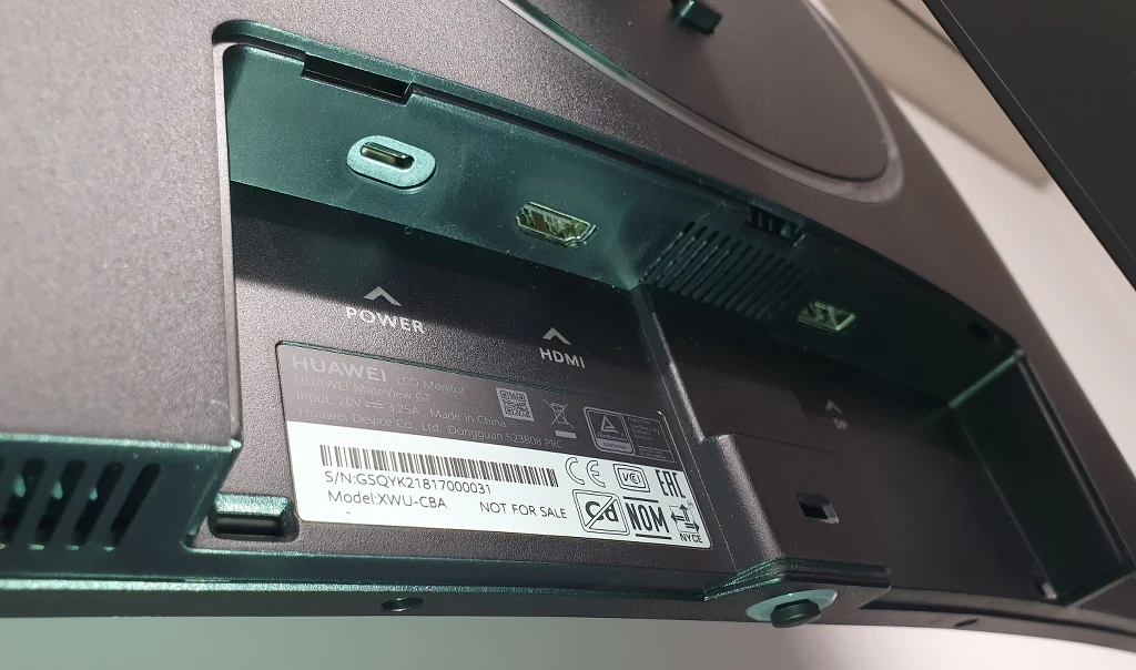 Pod wspomnianą osłoną znalazły się dostępne porty, jak: USB-C x 1 (port zasilania), HDMI 2.0 x 2 DisplayPort x 1 (DP 1.2). Zestaw złącz powinien w zupełności wystarczy każdemu niezależnie, czy będzie wykorzystywał monitor do pracy czy grania. Jednak warto nadmienić, że w porównaniu do ultrapanoramicznej edycji ubyło 3,5mm gniazda jack na słuchawki oraz dodatkowego USB-C, które służyłoby do przesyłania danych lub podłączenia dodatkowego notebooka. Pod wspomnianą osłoną znalazły się dostępne porty, jak: USB-C x 1 (port zasilania), HDMI 2.0 x 2 DisplayPort x 1 (DP 1.2). Zestaw złącz powinien w zupełności wystarczy każdemu niezależnie, czy będzie wykorzystywał monitor do pracy czy grania. Jednak warto nadmienić, że w porównaniu do ultrapanoramicznej edycji ubyło 3,5mm gniazda jack na słuchawki oraz dodatkowego USB-C, które służyłoby do przesyłania danych lub podłączenia dodatkowego notebooka.