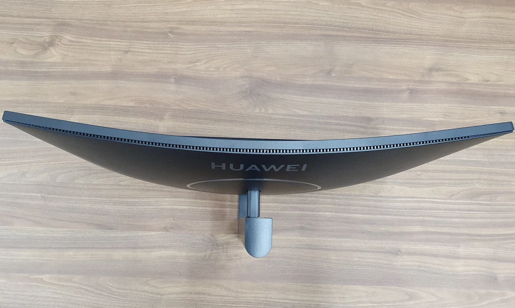 W przypadku mniejszej wersji monitora firmy Huawei zabrakło tego rodzaju ozdób, co wcale nie wpłynęło na stylową sylwetkę obudowy, która doskonale wkomponuje się w każde otoczenie i będzie świetnie prezentować się niezależnie od aranżacji pomieszczenia. W przypadku mniejszej wersji monitora firmy Huawei zabrakło tego rodzaju ozdób, co wcale nie wpłynęło na stylową sylwetkę obudowy, która doskonale wkomponuje się w każde otoczenie i będzie świetnie prezentować się niezależnie od aranżacji pomieszczenia.