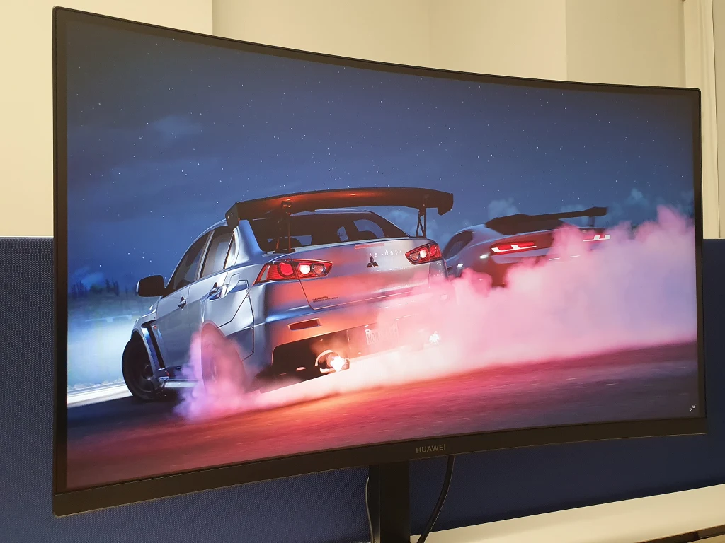 GT 27’ posiada konstrukcję zorientowaną na użytkownika - również wyposażony został w supercienkie obramowanie z trzech stron z nieco szerszą dolną ramką, na froncie której zlokalizowano logo marki oraz czterokierunkowy kontroler do obsługi menu. To sprytny zabieg, który analogicznie, jak w przypadku egzemplarza GT 34’, po włączeniu wyświetlacza, ujawnia dodatkową oprawę (wewnętrzną), która pogrubia całość o kilka minimetrów. GT 27’ posiada konstrukcję zorientowaną na użytkownika - również wyposażony został w supercienkie obramowanie z trzech stron z nieco szerszą dolną ramką, na froncie której zlokalizowano logo marki oraz czterokierunkowy kontroler do obsługi menu. To sprytny zabieg, który analogicznie, jak w przypadku egzemplarza GT 34’, po włączeniu wyświetlacza, ujawnia dodatkową oprawę (wewnętrzną), która pogrubia całość o kilka minimetrów.