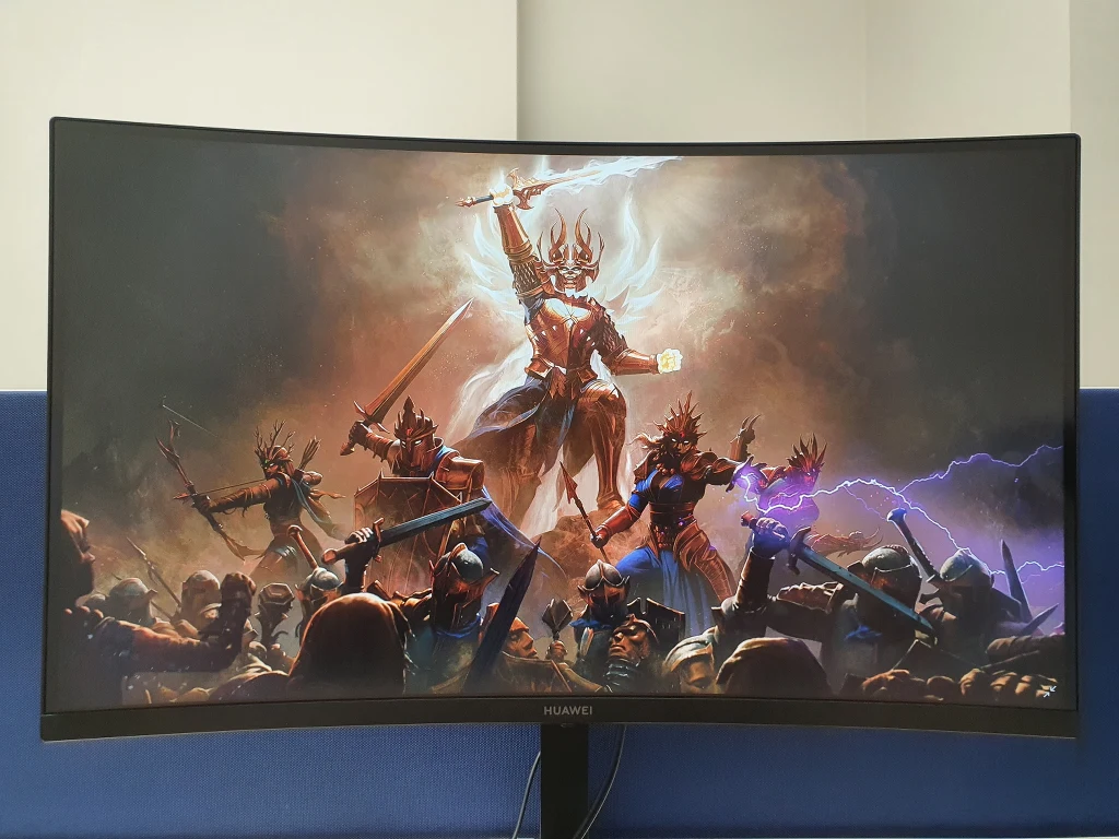 Ponadto monitor Huaweia wspiera technologię HDR10. Statyczny kontrast na poziomie 4000:1, wsparcie dla technologii HDR, szerokie spektrum kolorów i naprawdę wysoką jasność, która potrafi osiągać wartości wyższe od deklarowanych 350 nitów pozwalają na odpowiednie odwzorowanie i wygodną prace niezależnie od oświetlenia zewnętrznego, a opcje: Low Blue Light i Kontroli Ciemnego Pola (trzy poziomy ustawień) z jednej strony umożliwiają ograniczenie emisji, szkodliwego dla wzroku, niebieskiego światła, sprawiając, że oczy nie męczą się tak szybko, nawet pomimo dłuższej pracy, a w dodatku dają odpowiedni balans podświetlenia, by niezależnie od sytuacji, móc dostrzec najdrobniejsze szczegóły, nawet w mocno zaciemnionych sceneriach. Ponadto monitor Huaweia wspiera technologię HDR10. Statyczny kontrast na poziomie 4000:1, wsparcie dla technologii HDR, szerokie spektrum kolorów i naprawdę wysoką jasność, która potrafi osiągać wartości wyższe od deklarowanych 350 nitów pozwalają na odpowiednie odwzorowanie i wygodną prace niezależnie od oświetlenia zewnętrznego, a opcje: Low Blue Light i Kontroli Ciemnego Pola (trzy poziomy ustawień) z jednej strony umożliwiają ograniczenie emisji, szkodliwego dla wzroku, niebieskiego światła, sprawiając, że oczy nie męczą się tak szybko, nawet pomimo dłuższej pracy, a w dodatku dają odpowiedni balans podświetlenia, by niezależnie od sytuacji, móc dostrzec najdrobniejsze szczegóły, nawet w mocno zaciemnionych sceneriach.