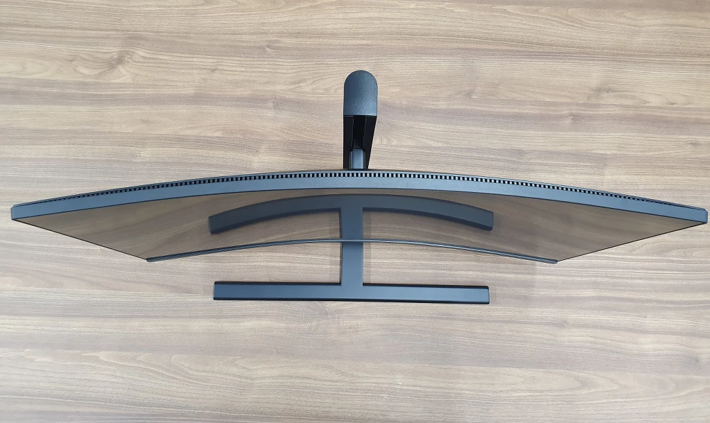 Wizualnie MateView GT 27’, poza rozmiarem i kilkoma detalami, wygląda jak kopia GT 34’. Minimalistyczny design zachwyca nowoczesnością, chociaż całkowicie pozbawiony został gamingowych akcentów. W panoramicznym odpowiedniku pośrednio do branży elektronicznej rozrywki mógł nawiązywać dotykowy pasek LED-owy z podświetleniem RGB, zlokalizowany na sounbarze. Wizualnie MateView GT 27’, poza rozmiarem i kilkoma detalami, wygląda jak kopia GT 34’. Minimalistyczny design zachwyca nowoczesnością, chociaż całkowicie pozbawiony został gamingowych akcentów. W panoramicznym odpowiedniku pośrednio do branży elektronicznej rozrywki mógł nawiązywać dotykowy pasek LED-owy z podświetleniem RGB, zlokalizowany na sounbarze.