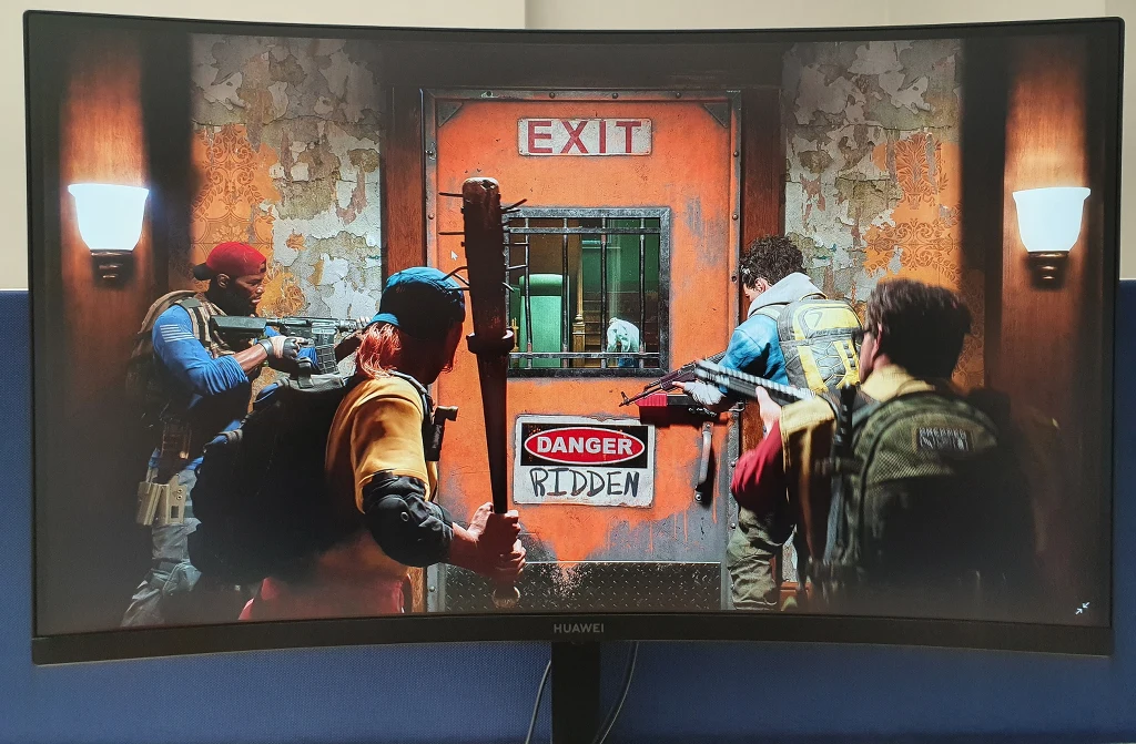 Podstawową różnicą między dostępnymi monitorami gamingowymi Huaweia jest rozmiar ekranu. Oryginalny Huawei MateView GT wyposażony został w 34-calowy ultrapanoramiczny wyświetlacz i dostarczany jest z wbudowanym w podstawę soundbarem (istnieje też wersja bez głośnika), natomiast najnowsze wcielenie monitora uległo pomniejszeniu o 7 cali. Podstawową różnicą między dostępnymi monitorami gamingowymi Huaweia jest rozmiar ekranu. Oryginalny Huawei MateView GT wyposażony został w 34-calowy ultrapanoramiczny wyświetlacz i dostarczany jest z wbudowanym w podstawę soundbarem (istnieje też wersja bez głośnika), natomiast najnowsze wcielenie monitora uległo pomniejszeniu o 7 cali.