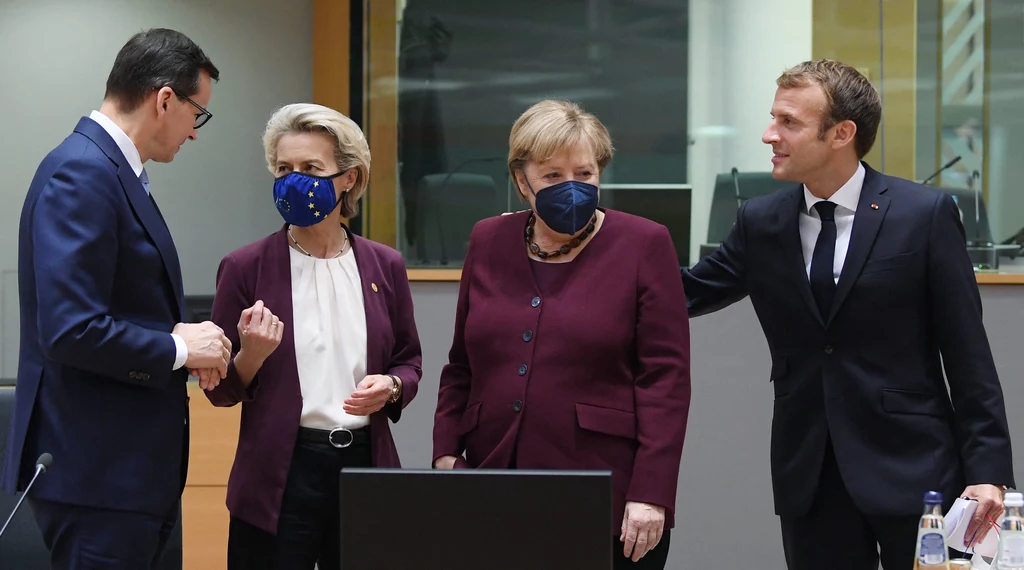 Premier Mateusz Morawiecki, przewodnicząca Rady Europejskiej Ursula von der Leyen, kanclerz Niemiec Angela Merkel i prezydent Francji Emmanuel Macron na unijnym szczycie w Brukseli, październik 2021 r. 