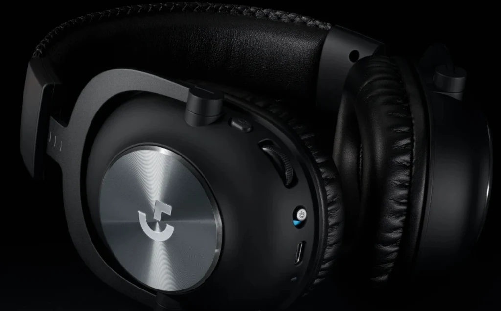 Logitech G PRO X Wireless Headset - ten zestaw słuchawkowy to bezprzewodowa wersja kultowych słuchawek G PRO X. Opierający swoją łączność na technologii LIGHSPEED, jak zapewnia producent, nie idzie na żadne kompromisy w zakresie opóźnień, a implementacja Blue Vo!ce ma sprawiać, że komunikacja z pozostałymi członkami drużyny będzie zawsze czysta i wyraźna. Z Logitech G PRO X Wireless korzystają między innymi Nexa oraz KennyS z G2 Esports, electronic z NAVI oraz Jampii z ENCE.