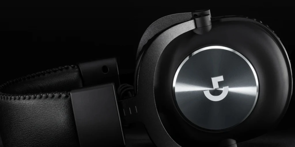 Logitech G PRO X to jeden z najpopularniejszych wśród zawodowców zestaw słuchawkowy. Przygotowany z myślą i przy współpracy z profesjonalnymi graczami stał się głównym wyborem większości zawodników G2 Esports, NAVI, ENCE oraz Astralis. Zarówno G PRO X jak i jego bezprzewodowa wersja charakteryzują się trwałą konstrukcją i wygodnymi nausznikami z pianki zapamiętującej kształt, które są owinięte pluszową sztuczną skórą i zapewniają pasywną izolację akustyczną.