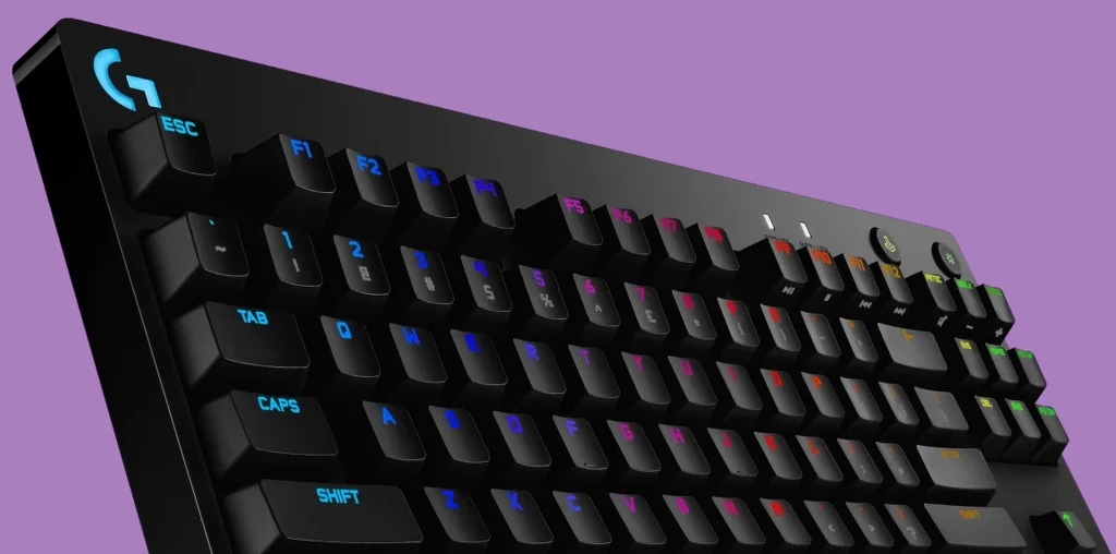 Odznaczająca się kompaktową i łatwo przenośną konstrukcją oraz wymiennymi przełącznikami klawiatura PRO X została przetestowana przez profesjonalistów i sprawdzona w turniejowych bojach. Do zawodowych graczy, którzy korzystają z klawiatury PRO X należą Perfecto z NAVI, nexa z G2 Esports, Lucky z Astralis oraz Snappi z ENCE.