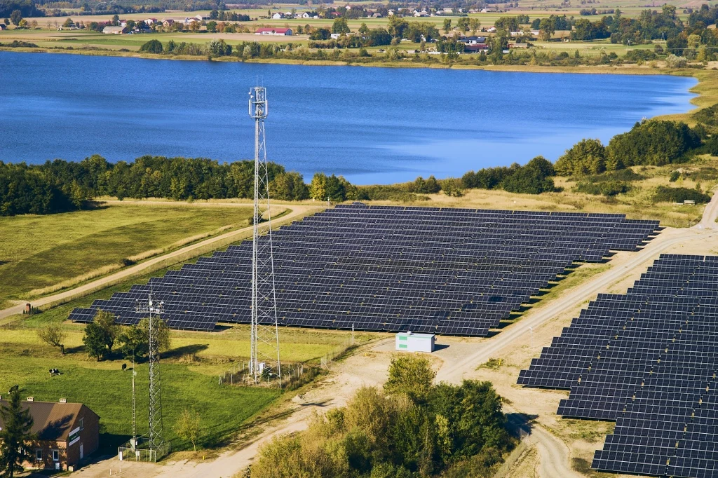 Jak podała spółka, farma składa się ze 155 tys. 554 modułów fotowoltaicznych o mocy 455 Wp każdy i zajmuje teren ok. 100 ha. Jeszcze niedawno było to miejsce wykorzystywane przez Kopalnię Adamów do odkrywkowego wydobycia węgla brunatnego. Przy budowie farmy spółka Esoleo zaangażowała m.in. byłych górników, którzy zostali przekwalifikowani i realizują kolejne projekty związane z energią odnawialną.