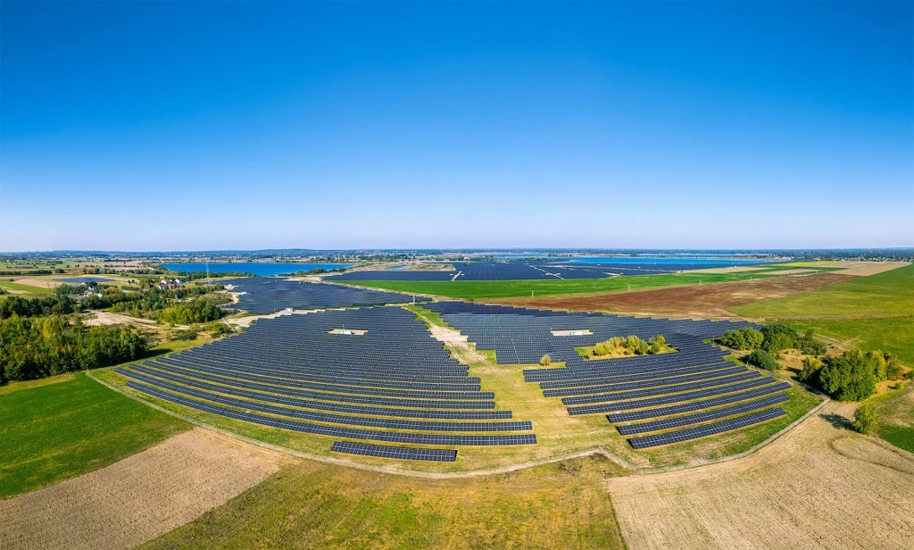 Budowa elektrowni w Brudzewie to między innymi 306 inwerterów oraz ponad 900 km kabli i światłowodów. Ogrodzenie farmy, do której prowadzi 16 bram wjazdowych, ma aż 12 km długości. Farma jest wyposażona w 31 stacji transformatorowych, a palety po modułach zostały przetworzone na płyty sklejkowe, które zostaną wykorzystane do produkcji mebli. Jest to pierwszy w Polsce moduł wytwarzania energii typu D, który ma wszelkie certyfikacje ION