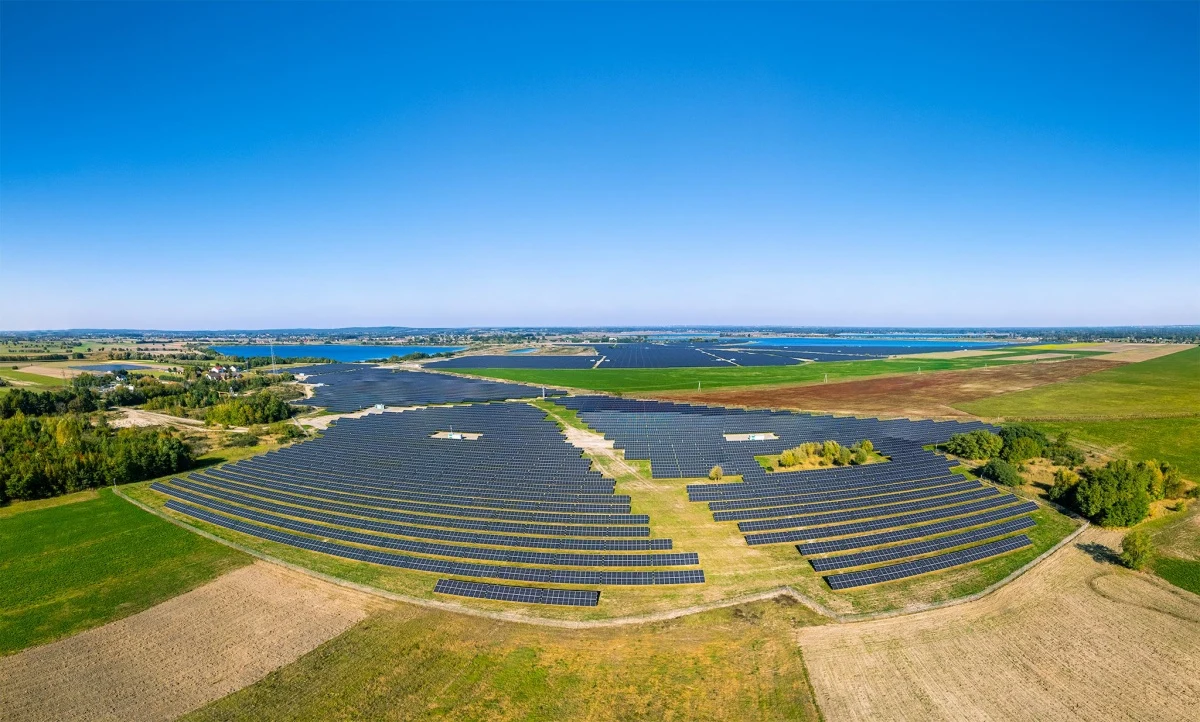 Budowa elektrowni w Brudzewie to między innymi 306 inwerterów oraz ponad 900 km kabli i światłowodów. Ogrodzenie farmy, do której prowadzi 16 bram wjazdowych, ma aż 12 km długości. Farma jest wyposażona w 31 stacji transformatorowych, a palety po modułach zostały przetworzone na płyty sklejkowe, które zostaną wykorzystane do produkcji mebli. Jest to pierwszy w Polsce moduł wytwarzania energii typu D, który ma wszelkie certyfikacje ION