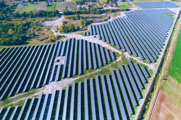  - Inwestycja była realizowana w bardzo szybkim tempie - prace przygotowawcze rozpoczęto 4 listopada 2020 r., prawomocne pozwolenie zamienne na budowę uzyskaliśmy 12 lutego 2021 r., wtedy też rozpoczęliśmy montaż konstrukcji farmy. Montaż modułów trwał od 12 kwietnia do 11 sierpnia br. Zawiadomienie o zakończeniu budowy wysłaliśmy do starostwa 19 sierpnia 2021 r., a 26 października 2021 r. farma uzyskała Tymczasowe pozwolenie na użytkowanie ION wystawione przez ENERGA-OPERATOR S.A., co daje 355 dni od rozpoczęcia prac przygotowawczych do uzyskania certyfikatu ION - podsumował Krzysztof Dziaduszyński, członek zarządu ESOLEO i PAK PCE.