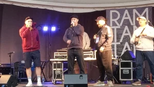 Piotr Zeszutek, kapitan reprezentacji Polski w rugby, w wolnym czasie rapuje. Tu pierwszy z lewej na koncercie na molo w Sopocie.