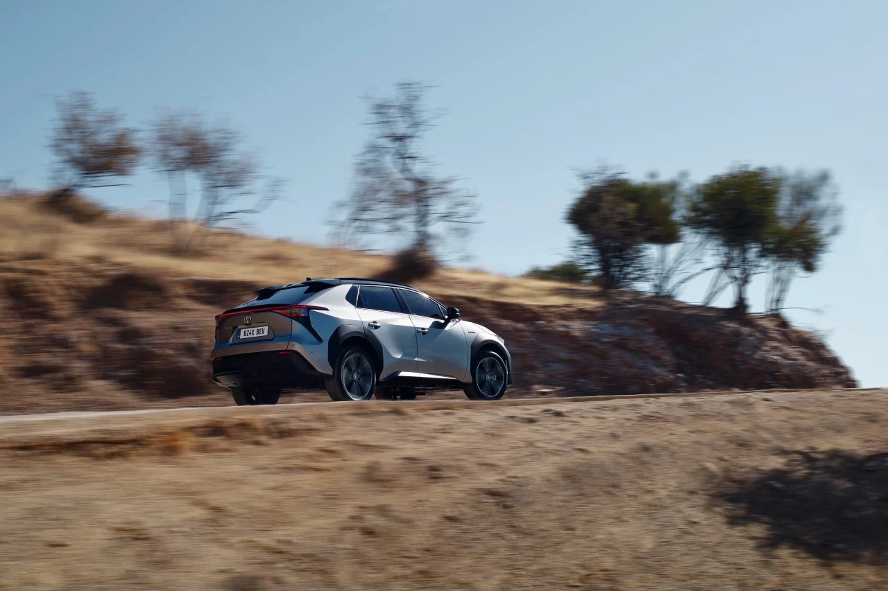 W porównaniu z Toyotą RAV4, bZ4X jest o 85 mm niższy, ma krótsze zwisy, a jego rozstaw osi jest o 160 mm większy. Linia maski jest położona o 50 mm niżej. Wiodący w klasie promień skrętu wynosi 5,7 m.