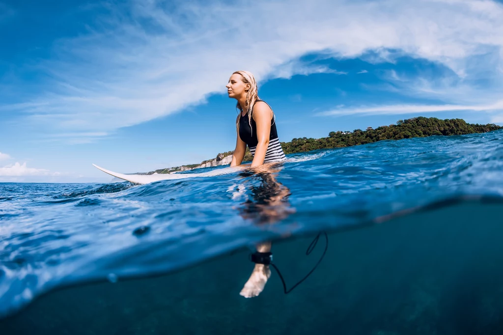 Surferka na desce to łakomy kąsek dla żarłacza białego