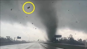 Tornado, błyski i latający pojazd. Spektakularne nagranie z USA