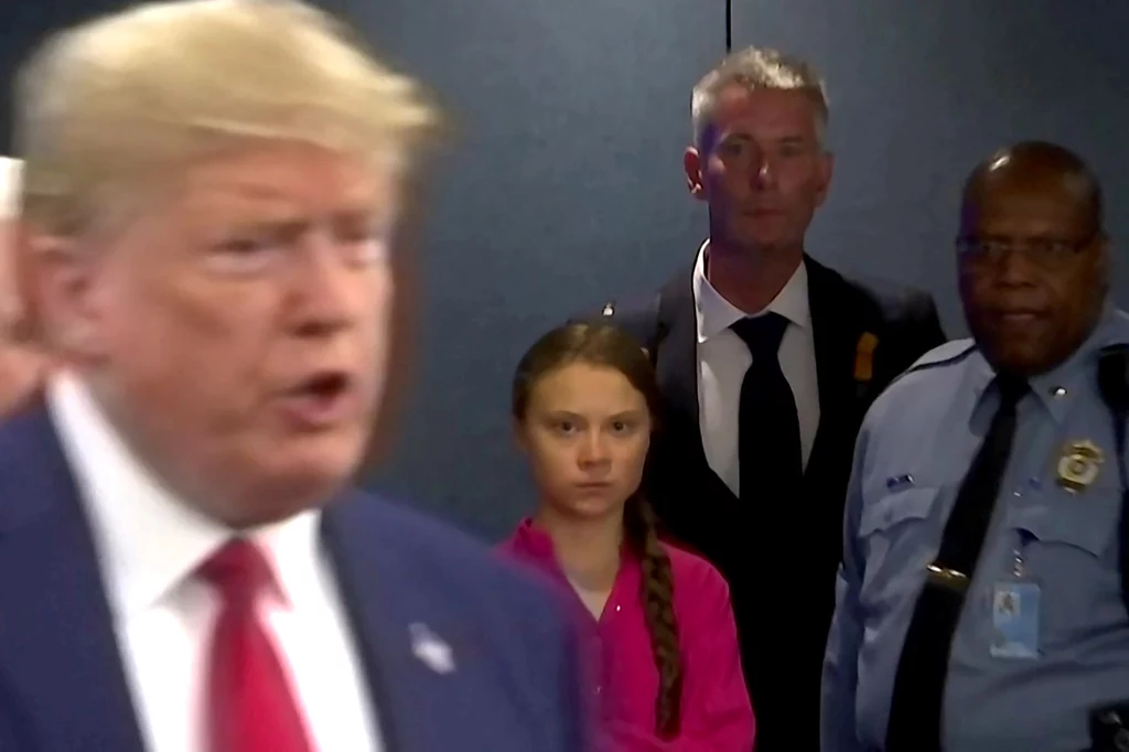 Aktywistka klimatyczna Greta Thunberg patrząca na ówczesnego prezydenta USA Donalda Trumpa podczas szczytu klimatycznego.