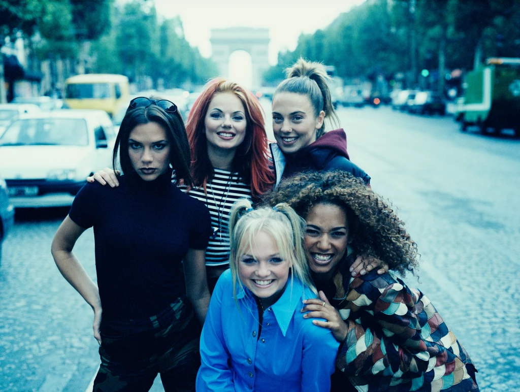 Spice Girls w 1996 r. - od lewej: Victoria Beckham (Posh Spice), Geri Halliwell (Ginger Spice), Emma Bunton (Baby Spice), Melanie Chisholm (Sporty Spice) i Melanie Brown (Scary Spice)