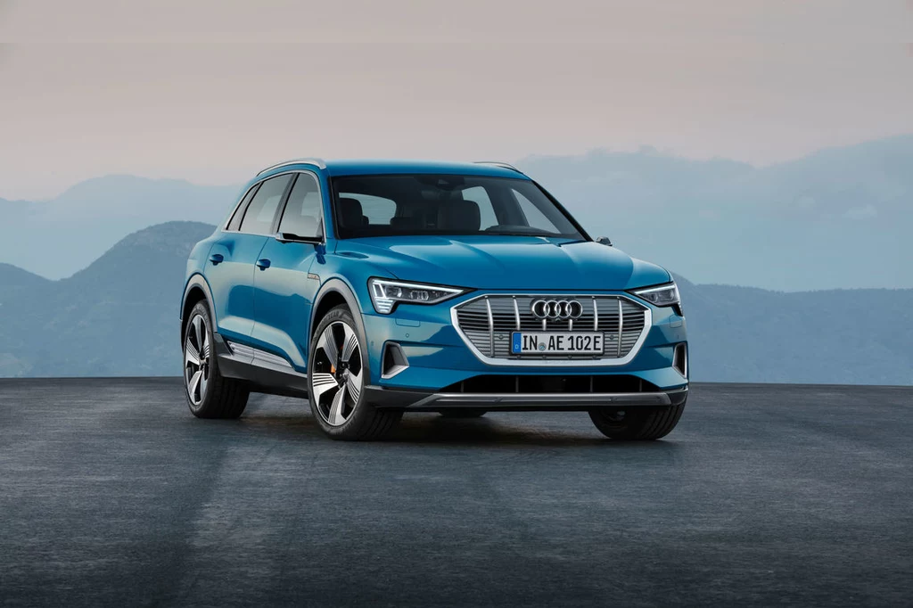 Audi e-tron 55 quattro na jednym ładowaniu pojedzie teraz o 20 km więcej.