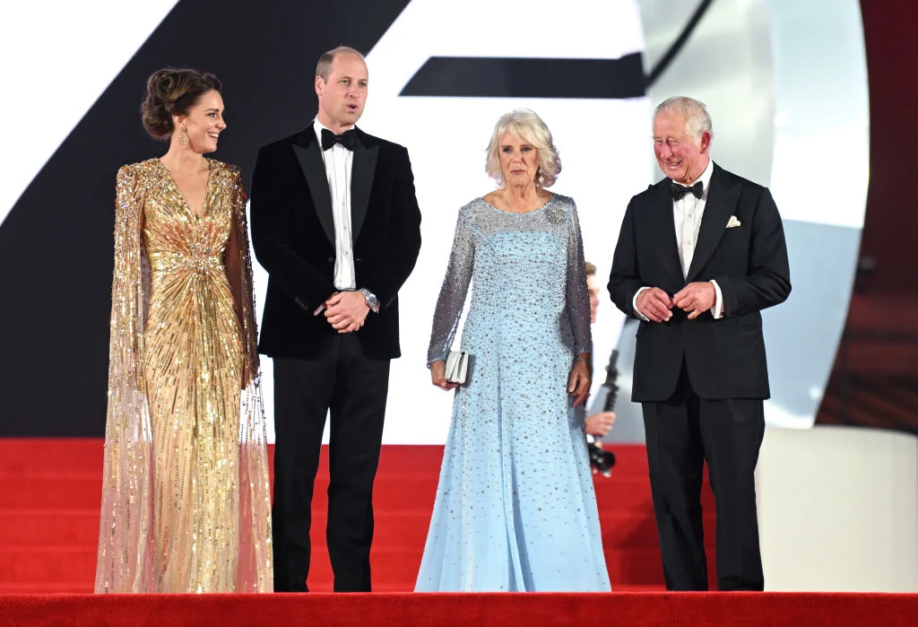 Książę Karol, księżna Camilla oraz książę William i księżna Kate na premierze filmu "No Time To Die"