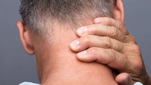 Ucisk w obrębie kręgosłupa szyjnego powoduje ból głowy, szyi, mrowienia i drętwienia rąk