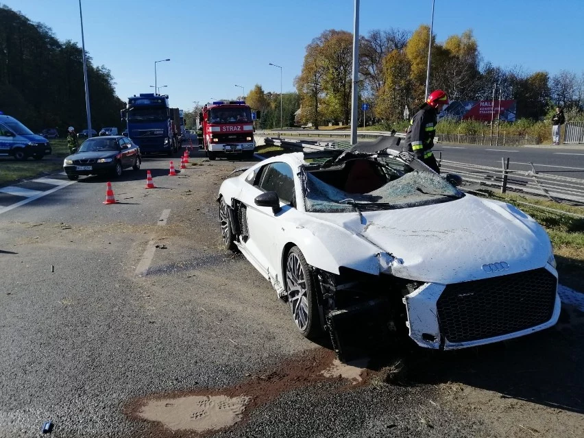 Audi R8 po wbiciu się w barierki poważnie dachowało.