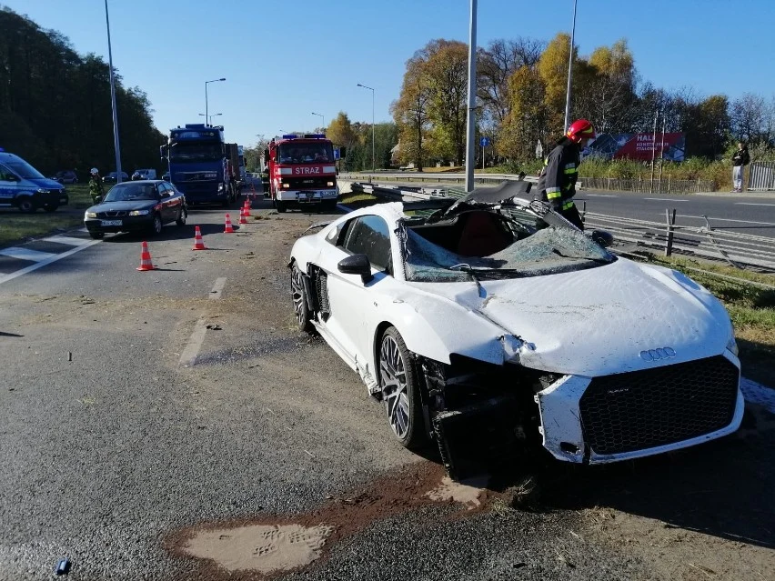 Audi R8 po wbiciu się w barierki poważnie dachowało. Audi R8 po wbiciu się w barierki poważnie dachowało.