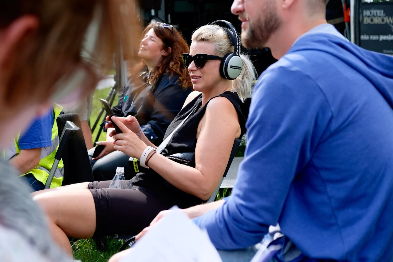 "Ciemna strona ludzkiej natury, to do czego być może każdy z nas jest zdolny bądź nie jest, to temat, który zawsze fascynował i widzów i filmowców. Takie pytanie chciałabym, żeby widz zadał sobie po wyjściu z kina. Podejmujemy też niezwykle ważny temat handlu ludźmi, oraz tego, że dzisiejszy świat jest pełen hipokryzji i przyzwolenia na to. To film o tym, jak bardzo powierzchownie oraz relatywnie postrzegamy i oceniamy rzeczywistość" - dodaje reżyserka.