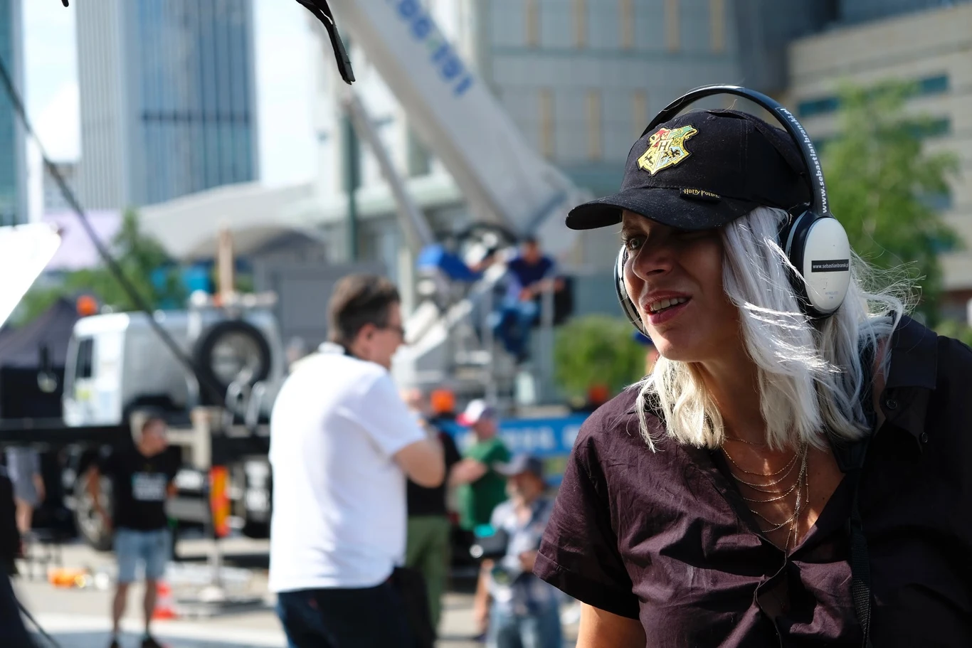 Dla Dody ten film jest ważny nie tylko dlatego, że to jej debiut w roli producentki. To m.in. ze względu na jego realizację gwiazda zrobiła sobie przerwę w karierze muzycznej. Czy jej zaangażowanie i poświęcenie przyniesie pozytywne efekty? Jest na to spora szansa, ponieważ film już teraz obraz zbiera pozytywne recenzje od osób z branży. Piosenkarka zamieściła na Instagramie zrzut ekranu z korespondencji z osobą pracującą w jednej z firm zajmujących się dystrybucją polskich filmów kinowych. Po przedpremierowym obejrzeniu "Dziewczyn z Dubaju" pracownik dystrybutora zachwycił się światowym poziomem filmu, jego feministyczną wymową, "kinofilskim wyczuciem" oraz umiejętnym połączeniem artyzmu i komercji. Pada także określenie, że ten film to "petarda" i że będzie hitem.