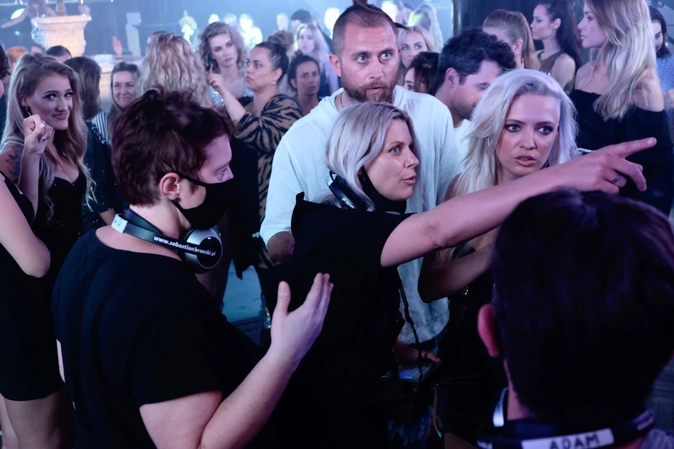 "Po raz pierwszy w swojej filmowej karierze podejmuję temat bohatera, a raczej bohaterki, która nie jest w jednoznaczny sposób pozytywna. Jest to dla mnie bardzo ciekawa i nowa droga, zupełnie nowe doświadczenie. Wszyscy jednak kochamy filmy o gangsterach i fascynujemy się mrocznymi bohaterami, mimo że wiemy, że są to ludzie o wątpliwej moralności. Robimy więc kino gangsterskie tylko, że z dziewczynami lekkich obyczajów w roli głównej" - opowiada Maria Sadowska. 