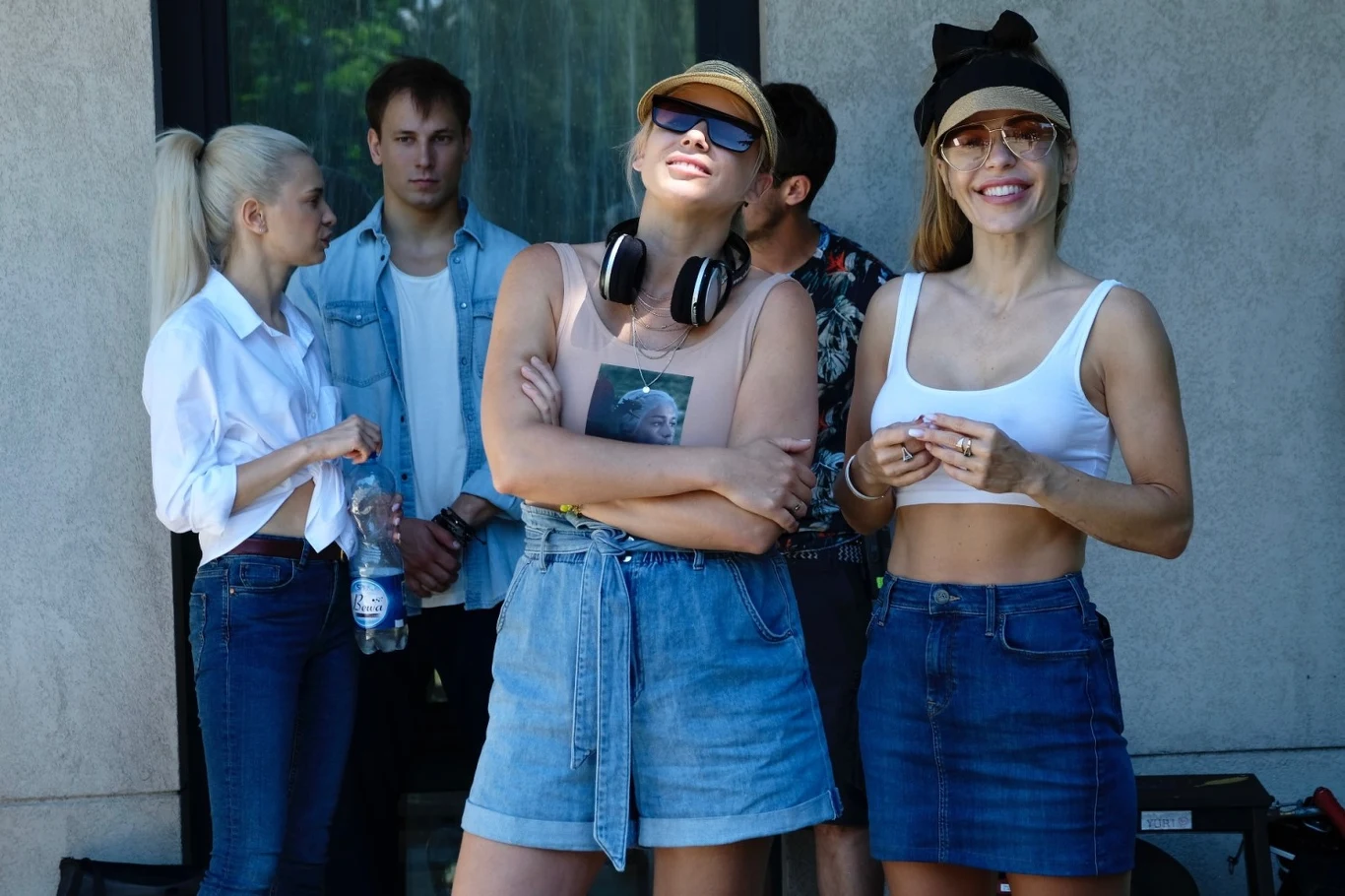 "Moją misją jest robienie filmów z morałem. Zadaniem 'Dubajek' jest, by młode dziewczyny poczuły dumę i satysfakcję ze swoich ambicji, ciężkiej pracy i niechodzenia na skróty. Aby sztuczny blichtr niektórych celebrytek nie był wzorem do naśladowania i powodem do zazdrości. W tej historii za każdą kupioną firmową torebką kryje się sprzedaż moralności i siebie" - wyjaśnia producentka.