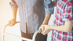 Ciężar opieki nad osobami po udarze w dużej mierze spoczywa na opiekunach. Pomocy mogą szukać oni teraz na platformie www.zyciepoudarze.pl