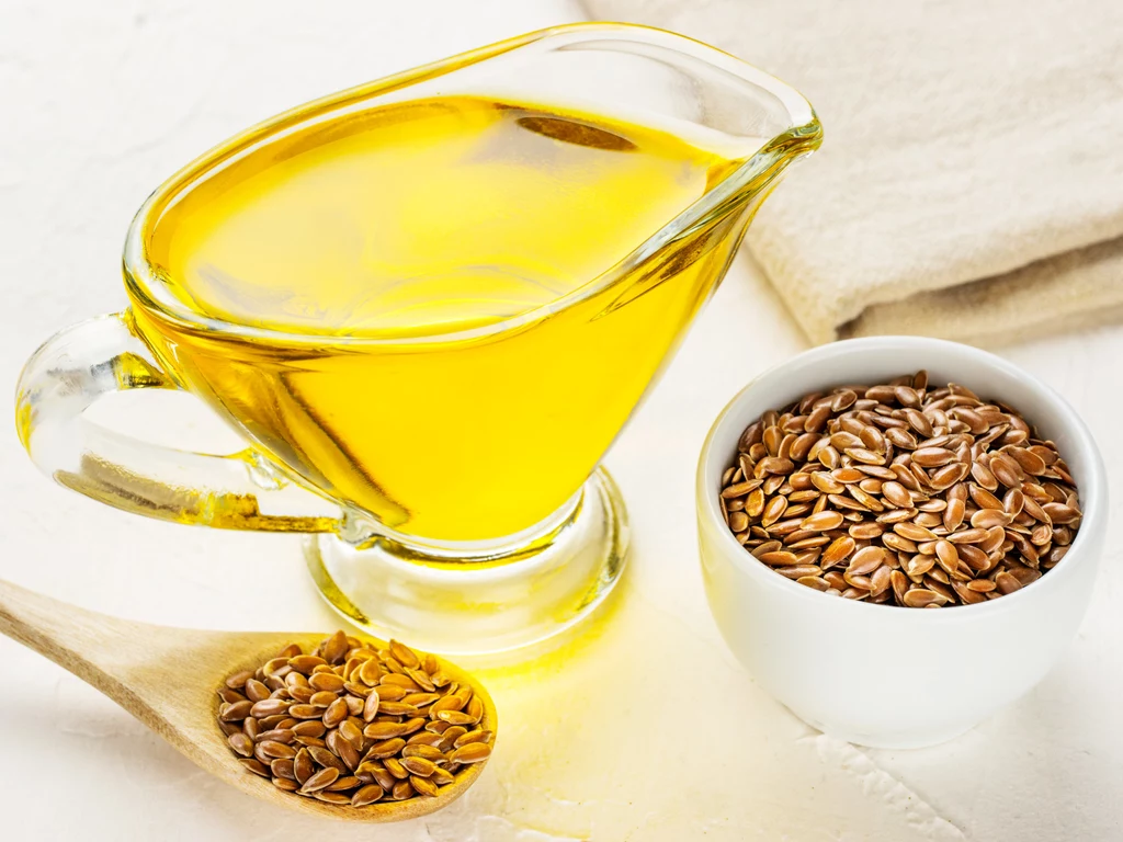 Używaj oleju lnianego do wzbogacania smaku potraw oraz w celach pielęgnacyjnych