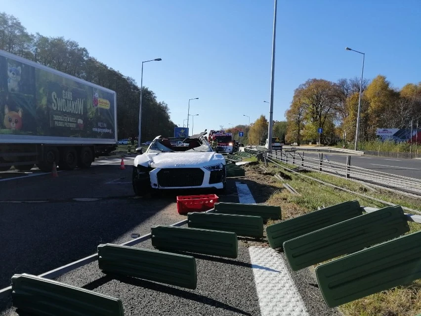 Audi R8 zniszczone w wypadku na obwodnicy Tarnowa. Audi R8 zniszczone w wypadku na obwodnicy Tarnowa.