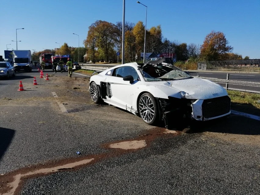 Audi R8 zniszczone w wypadku na obwodnicy Tarnowa. Audi R8 zniszczone w wypadku na obwodnicy Tarnowa.