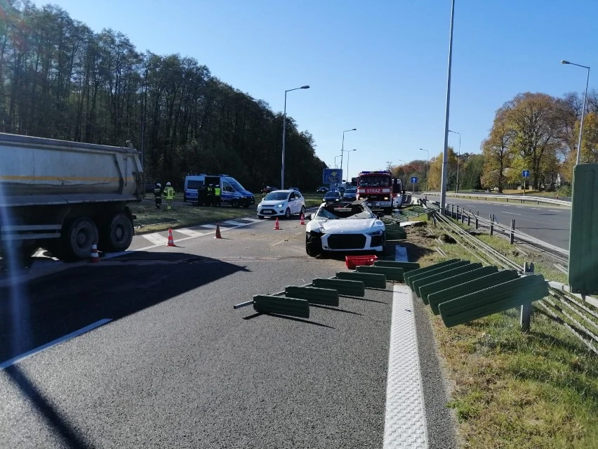 Audi R8 zniszczone w wypadku na obwodnicy Tarnowa. Audi R8 zniszczone w wypadku na obwodnicy Tarnowa.